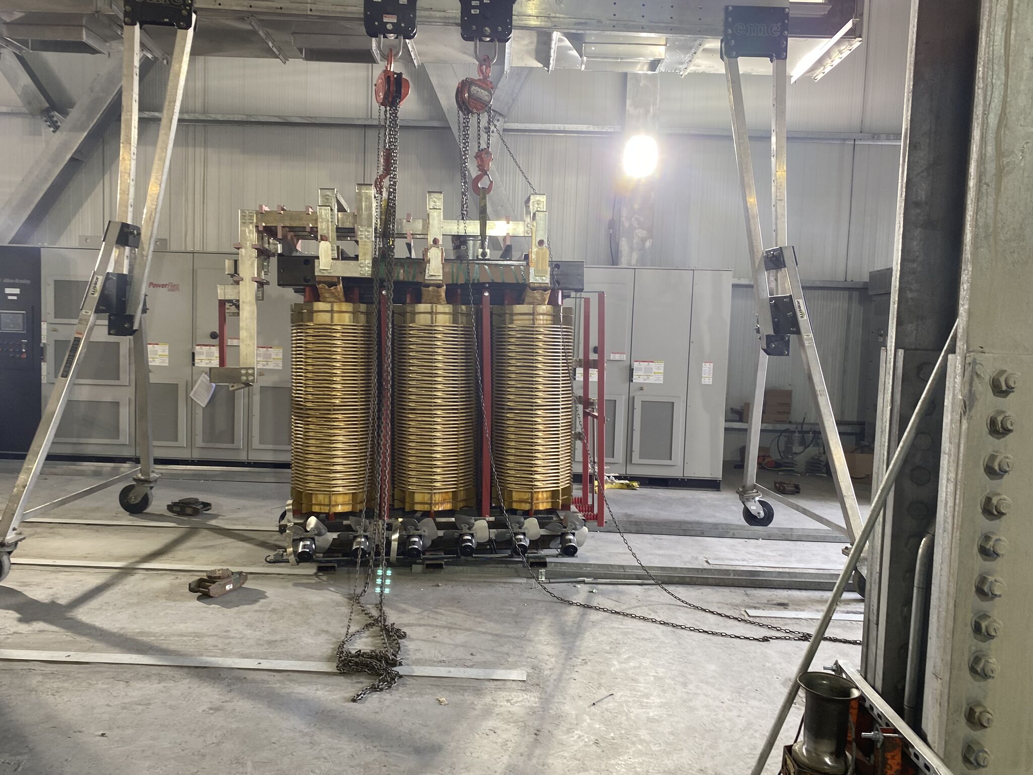 eme 22,000 lb aluminum gantry making a heavy field lift